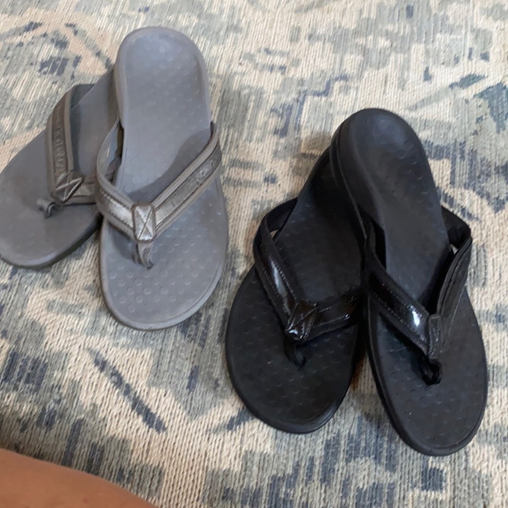 Vionic flip flops (2)